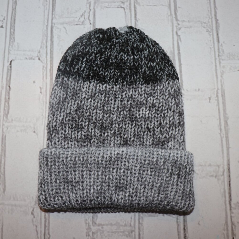 🖤🧶 Handmade Gradient Knit Beanie (One Size)